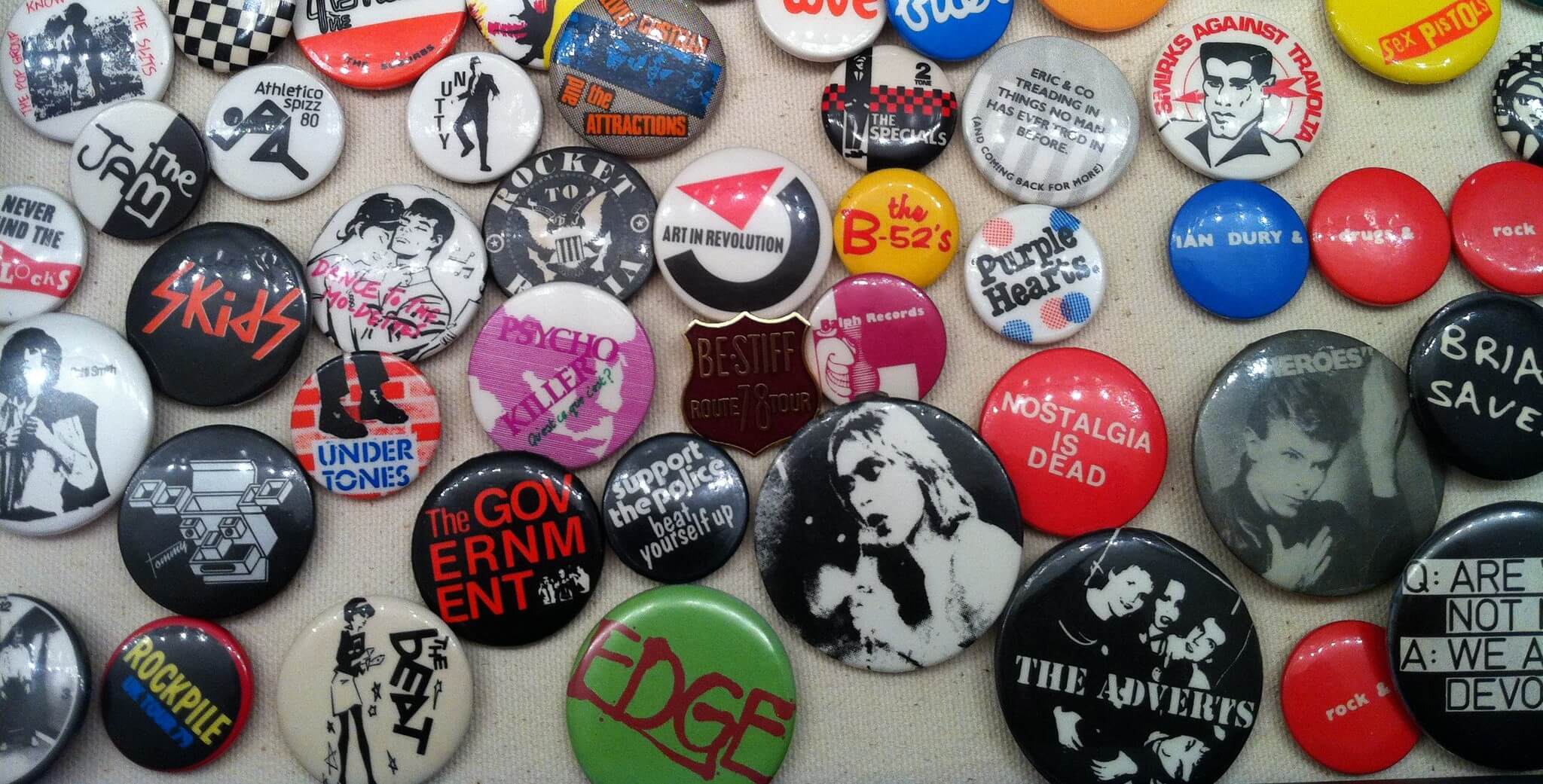 Buttons mit Bandlogo bestellen bei DER BANDMARKT