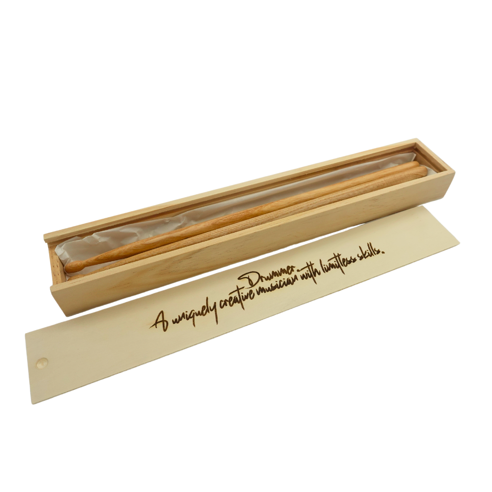Drumstick-Geschenkbox aus Holz mit individueller Gravur - DER BANDMARKT