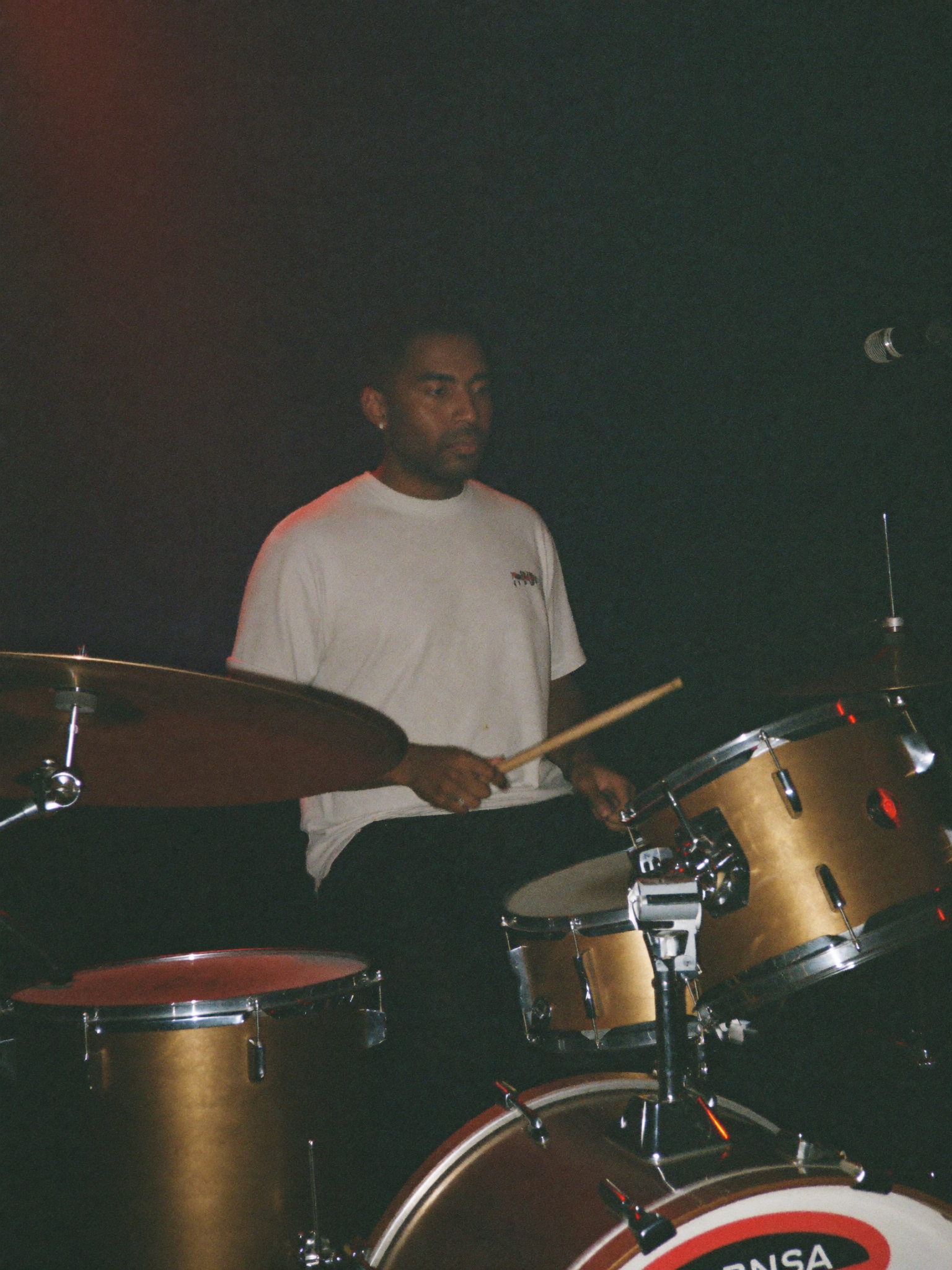 Drummer am Schlagzeug mit Bassdrum im Vordergrund