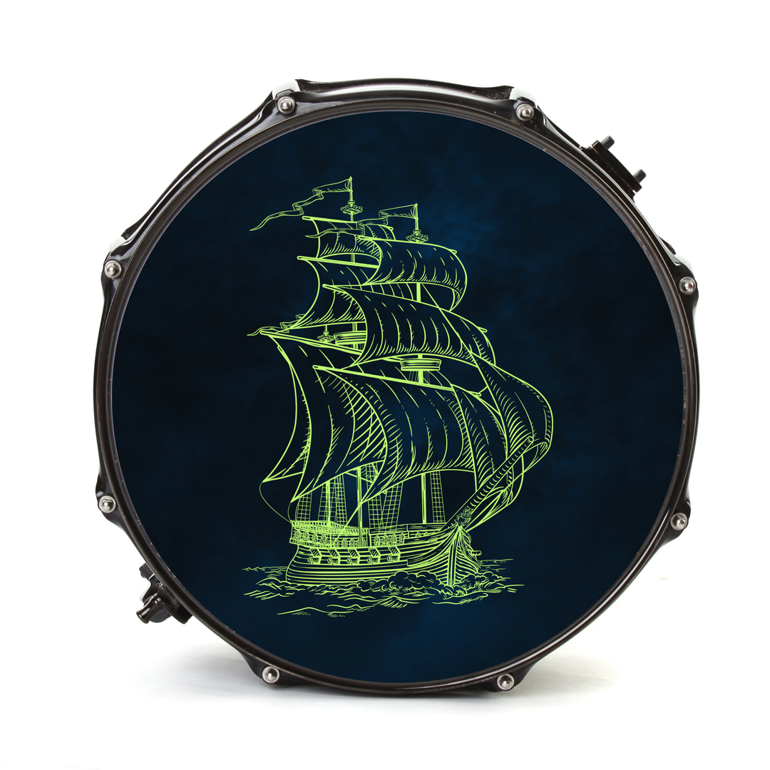 Nachleuchtender Bassdrumfell-Aufkleber mit Ship-Design - DER BANDMARKT