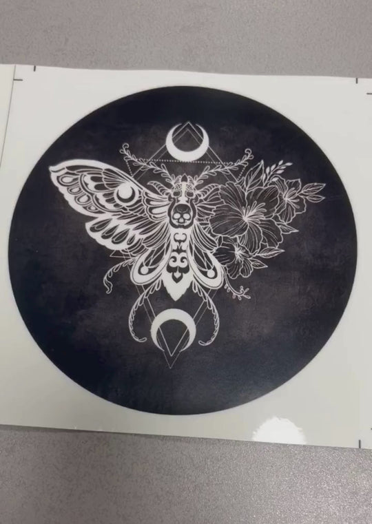 Nachleuchtender Bassdrumfell-Aufkleber mit Moth-Design