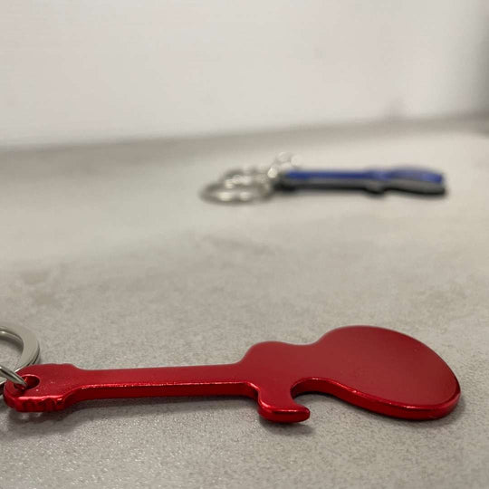 Schlüsselanhänger "E-Gitarre" mit Wunsch-Gravur - DER BANDMARKT
