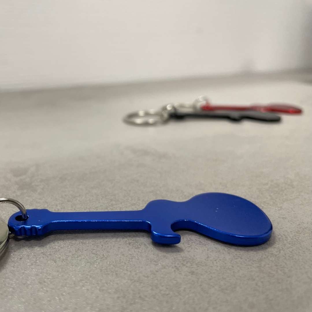 Schlüsselanhänger "E-Gitarre" mit Wunsch-Gravur - DER BANDMARKT
