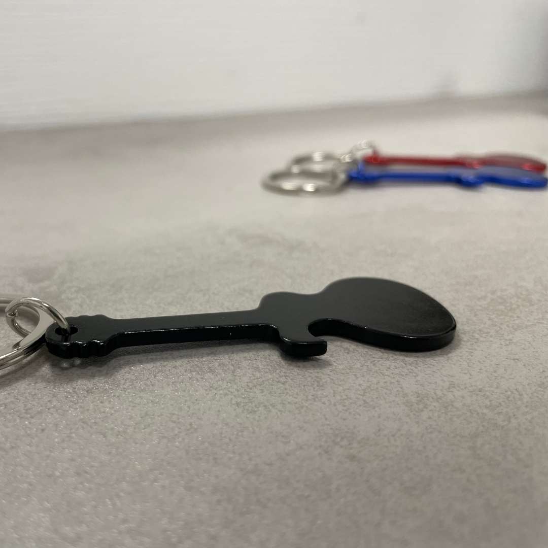 Schlüsselanhänger "E-Gitarre" mit Wunsch-Gravur - DER BANDMARKT