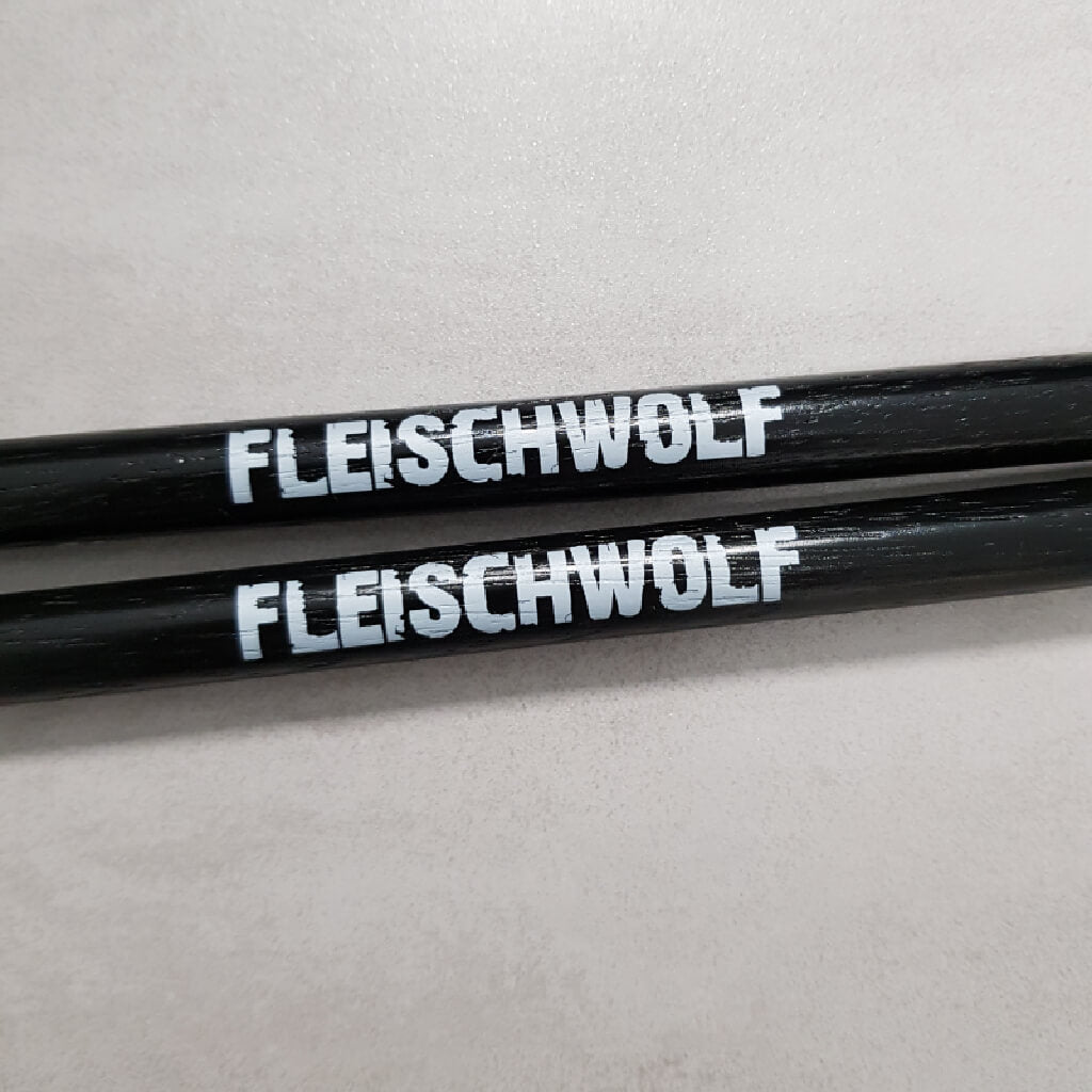 Schwarze Drumsticks - mit Logo-Druck - DER BANDMARKT