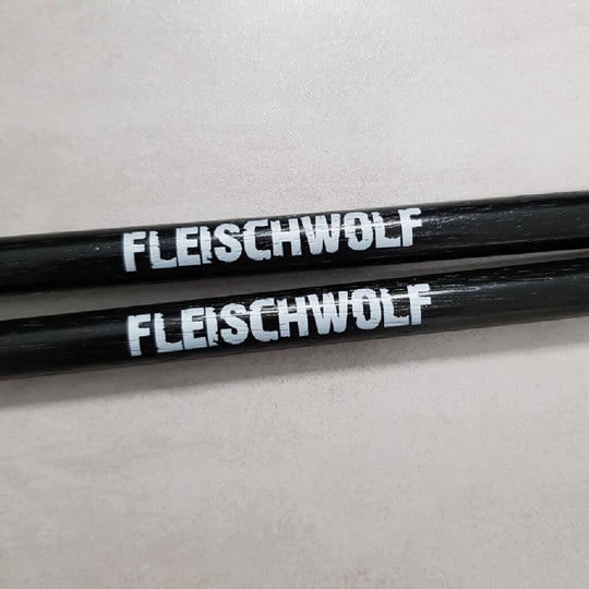 Schwarze Drumsticks - mit Logo-Druck - DER BANDMARKT