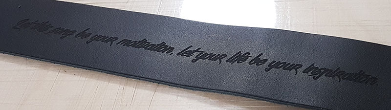 Gitarrengurt "Standard" mit Gravur, schwarz - DER BANDMARKT
