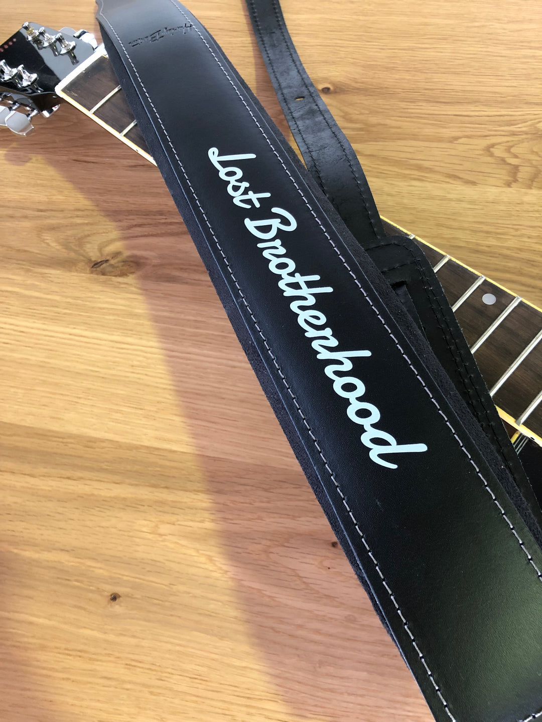 Gitarrengurt "Gepolstert" mit Druck, schwarz - DER BANDMARKT