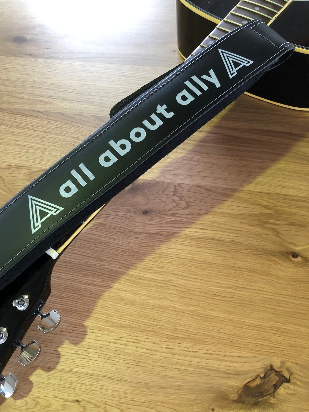 Gitarrengurt "Gepolstert" mit Druck, schwarz - DER BANDMARKT