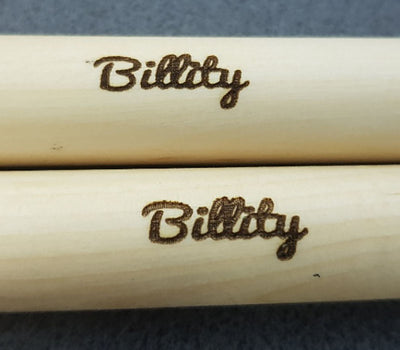 Drumsticks - Hickory mit Laser-Gravur - DER BANDMARKT