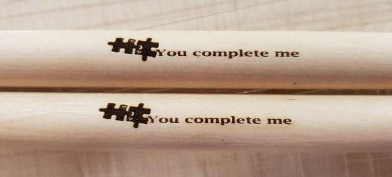 Drumsticks - Hickory mit Laser-Gravur - DER BANDMARKT
