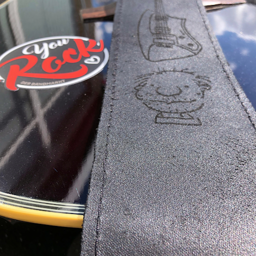 Gitarrengurt "Wildleder" mit Gravur, schwarz - DER BANDMARKT